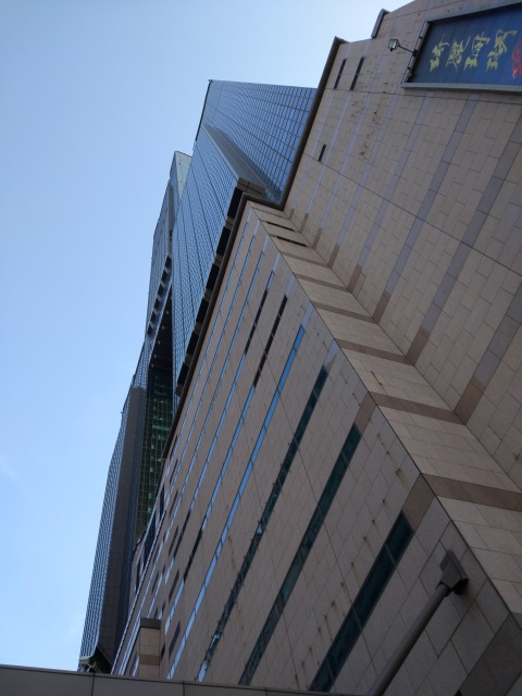 下から高雄85を見た図。二股に分かれている右側の部分にEagle Hotelはあります。