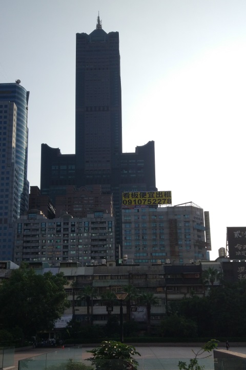 三多商圏駅から見た高雄85